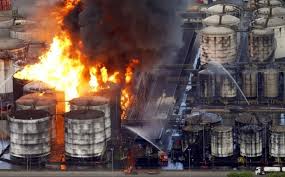 Incendio en una terminal de Tanques